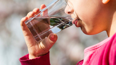 Minum Lebih Banyak Air, Cegah Infeksi Saluran Kemih